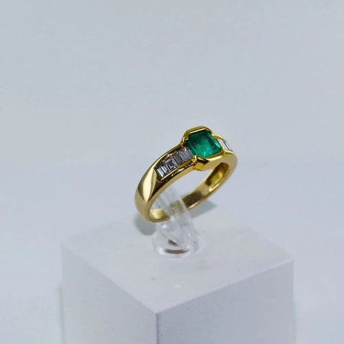 Bague 52 Bague émeraude et diamants en or jaune 58 Facettes