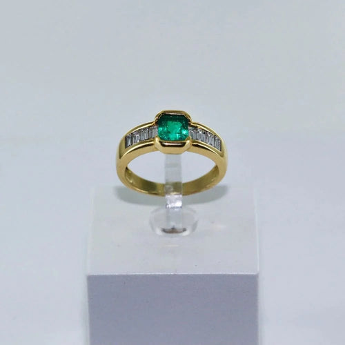 Bague 52 Bague émeraude et diamants en or jaune 58 Facettes