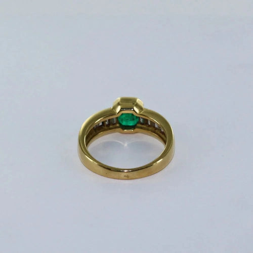 Bague 52 Bague émeraude et diamants en or jaune 58 Facettes