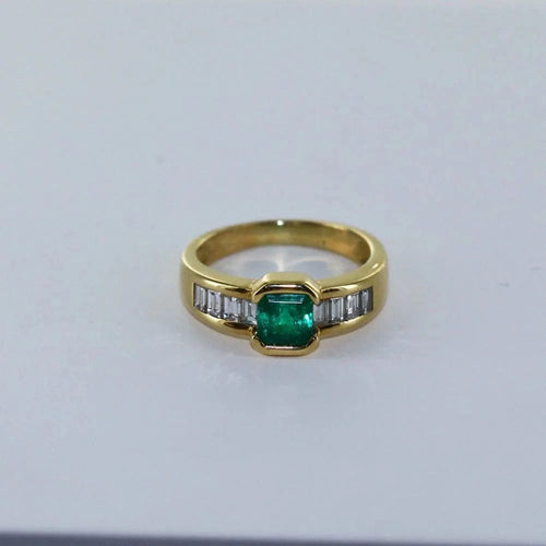Bague 52 Bague émeraude et diamants en or jaune 58 Facettes