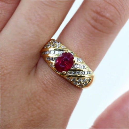 Bague 59 Bague torsadée en or jaune 18 carats avec rubis et diamants 58 Facettes