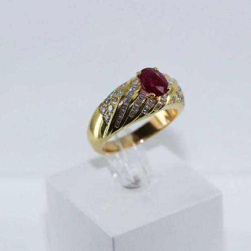 Bague 59 Bague torsadée en or jaune 18 carats avec rubis et diamants 58 Facettes
