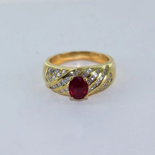 Bague 59 Bague torsadée en or jaune 18 carats avec rubis et diamants 58 Facettes