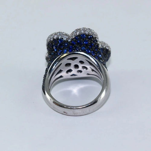 Bague 52 Bague fleur en or gris 18 carats, saphirs et diamants 58 Facettes