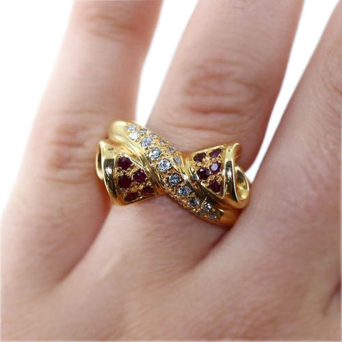 Bague 56 Bague nœud croisée en or jaune 18 carats, diamants et rubis 58 Facettes