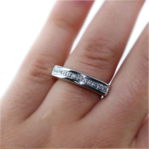Bague 52 Bague jarretière pavée de diamants en or gris 18 carats 58 Facettes