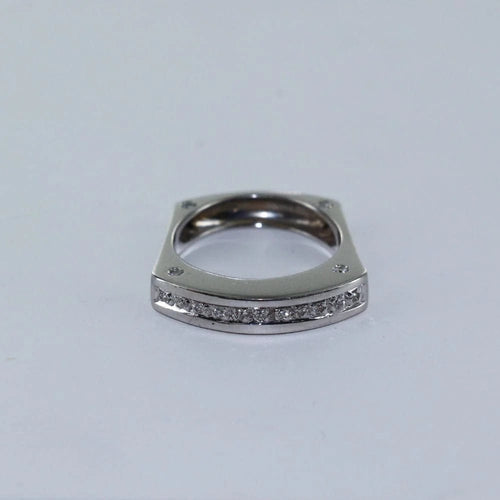 Bague 52 Bague jarretière pavée de diamants en or gris 18 carats 58 Facettes