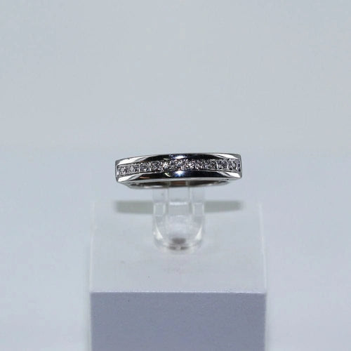 Bague 52 Bague jarretière pavée de diamants en or gris 18 carats 58 Facettes