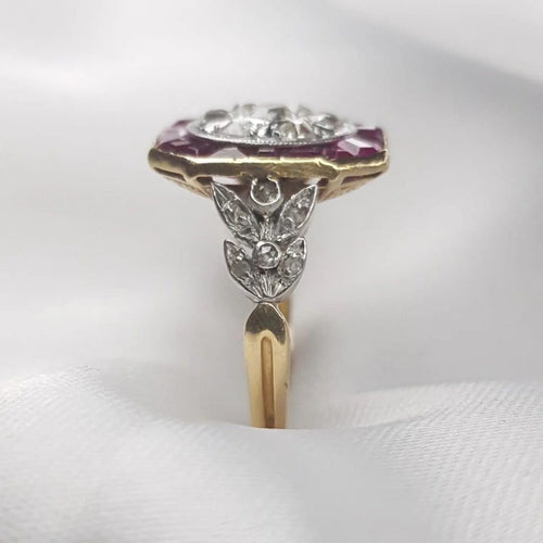 Bague 57 Bague en or jaune 750 et platine, diamants et rubis 58 Facettes