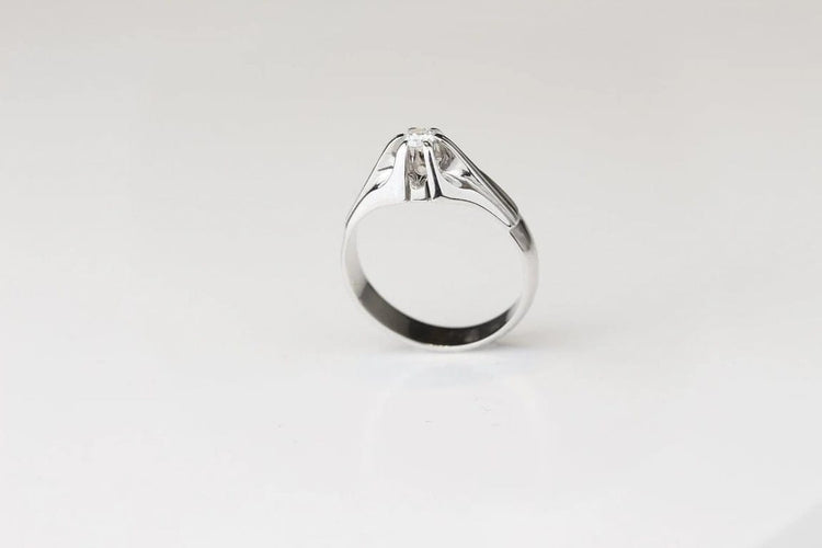 Bague 60 Bague en or blanc 18 carats sertie d’un diamant 58 Facettes