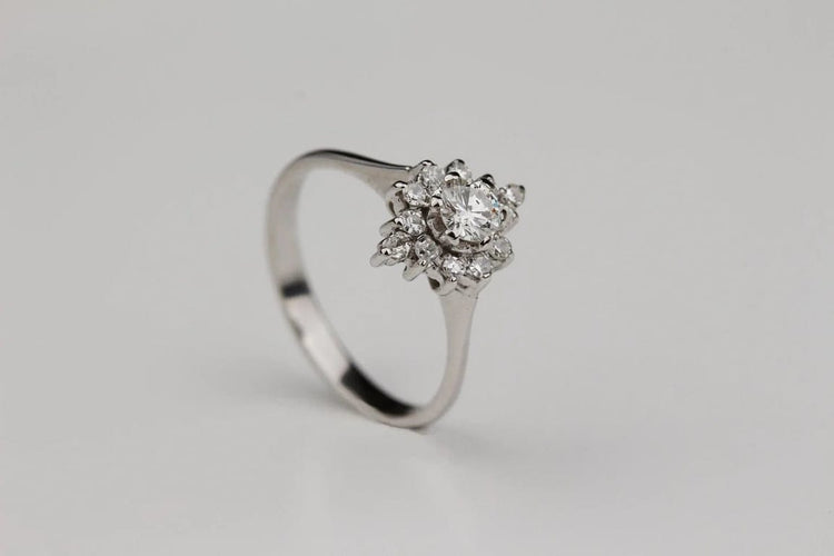 Bague 51 Bague marguerite en or blanc 18 carats et diamants 58 Facettes
