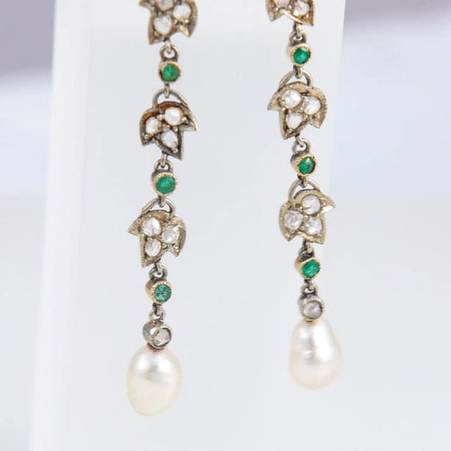 Boucles d'oreilles Pendants d’oreilles - Motifs floraux en or gris 18 carats, émeraudes et diamants 58 Facettes