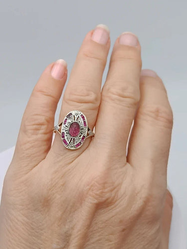 Bague 52 Bague ovale fin XIXe en or 18k, rubis et diamants 58 Facettes