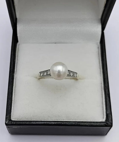 Bague 55 Bague vintage en or gris 18k, perle de culture et diamants 58 Facettes