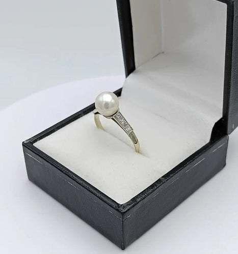 Bague 55 Bague vintage en or gris 18k, perle de culture et diamants 58 Facettes