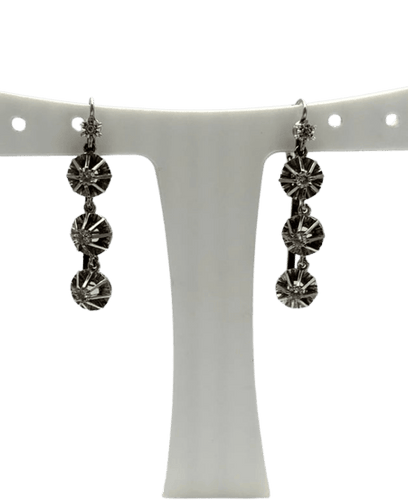 Boucles d'oreilles Dormeuses longues en or gris 18K serties de diamants 58 Facettes
