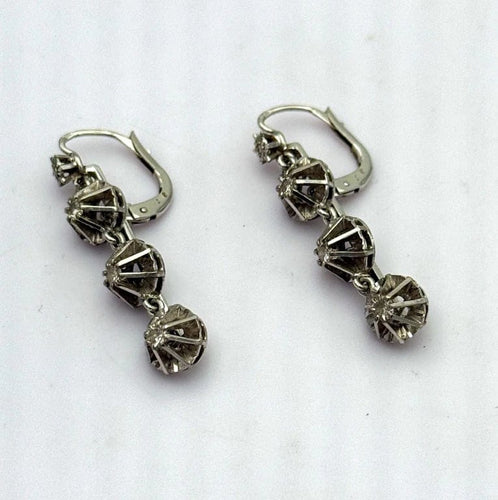 Boucles d'oreilles Dormeuses longues en or gris 18K serties de diamants 58 Facettes