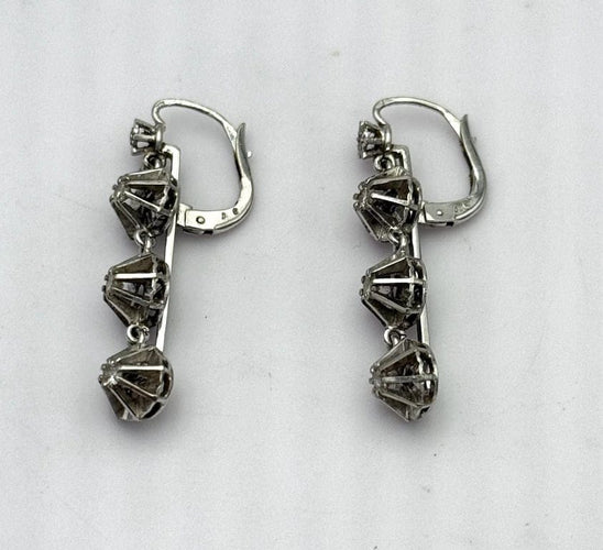 Boucles d'oreilles Dormeuses longues en or gris 18K serties de diamants 58 Facettes