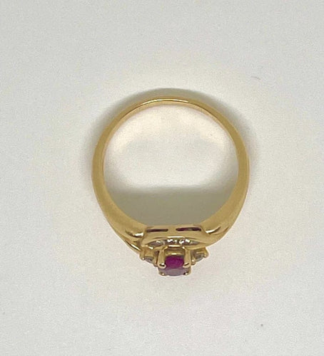 Bague 57 Bague en or jaune avec rubis et diamants 58 Facettes