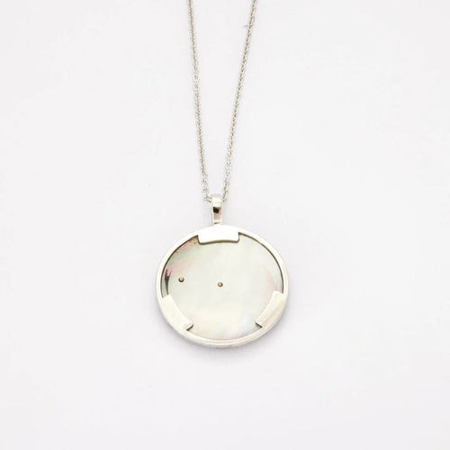 Pendentif Pendentif en or gris 18K avec nacre et diamants 58 Facettes HS2417