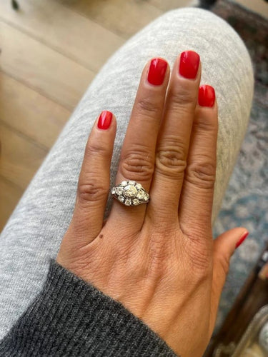 Bague 48 Bague marguerite en or blanc 18 k et diamants 58 Facettes SQ8512637