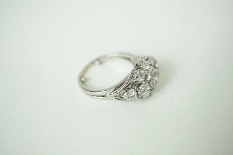 Bague 48 Bague marguerite en or blanc 18 k et diamants 58 Facettes SQ8512637