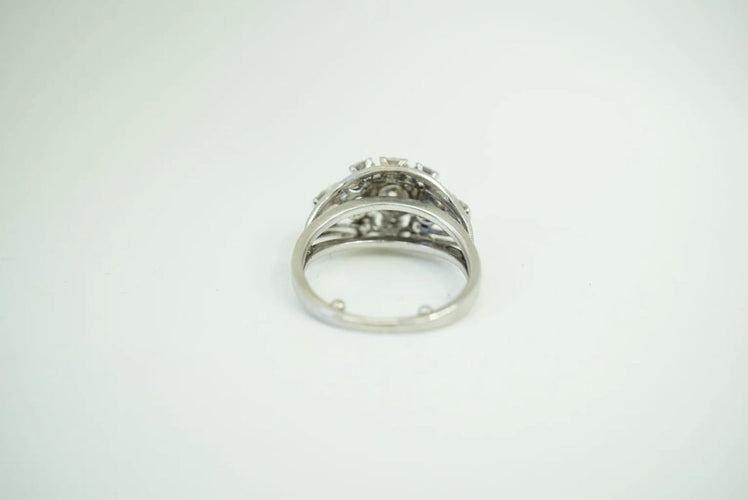 Bague 48 Bague marguerite en or blanc 18 k et diamants 58 Facettes SQ8512637