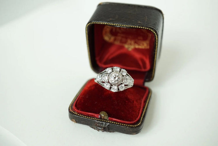 Bague 48 Bague marguerite en or blanc 18 k et diamants 58 Facettes SQ8512637