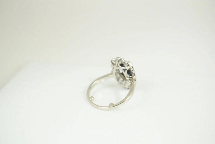 Bague 48 Bague pompadour Art déco en or blanc 18 carats saphir et diamants 58 Facettes SQ0030869