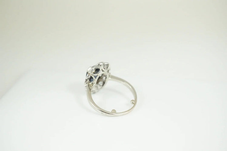 Bague 48 Bague pompadour Art déco en or blanc 18 carats saphir et diamants 58 Facettes SQ0030869