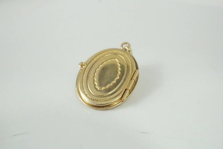 Pendentif Pendentif ovale en or jaune 18 carats, saphirs et perle 58 Facettes SQ5946394