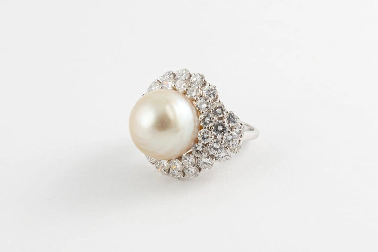 Bague 54.5 Bague en or blanc avec perle de culture eau de mer et diamants 58 Facettes 154329