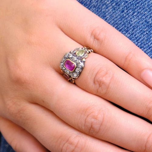 Bague 51 Bague ancienne en or jaune 18K rubis, diamants et péridot 58 Facettes