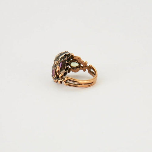 Bague 51 Bague ancienne en or jaune 18K rubis, diamants et péridot 58 Facettes
