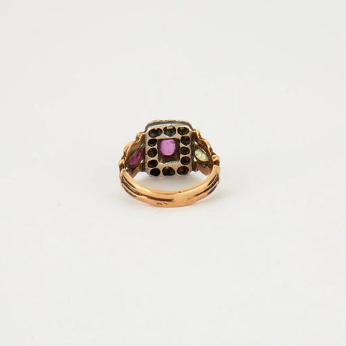 Bague 51 Bague ancienne en or jaune 18K rubis, diamants et péridot 58 Facettes