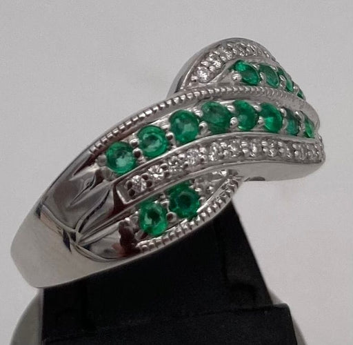 Bague 48 Bague en or blanc avec émeraudes et diamants 58 Facettes