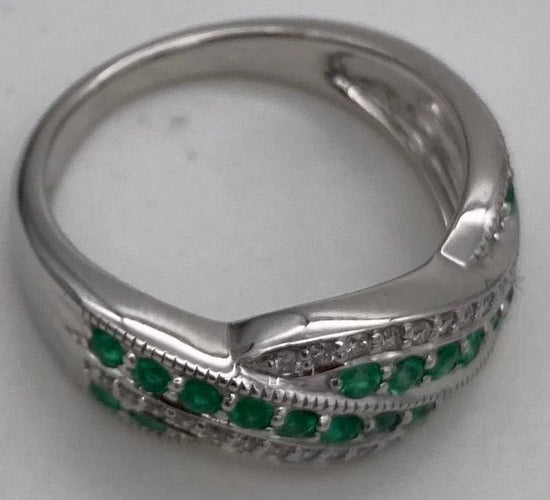 Bague 48 Bague en or blanc avec émeraudes et diamants 58 Facettes