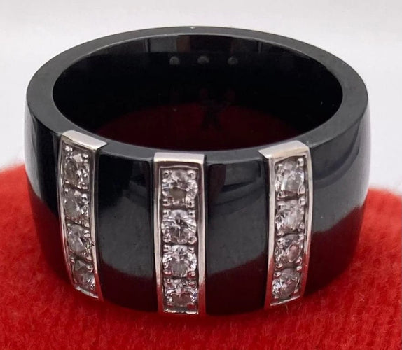 Bague 54 Bague en céramique et diamants 58 Facettes