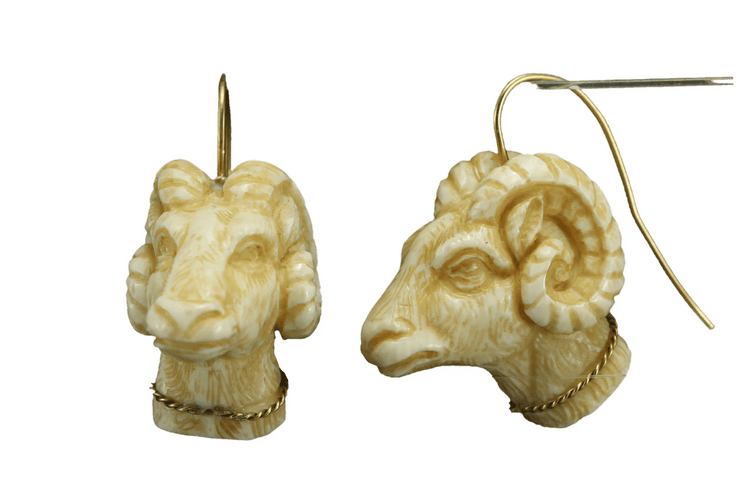 Boucles d'oreilles Boucles d’oreilles anciennes en ivoire sculpté et or 14 carats 58 Facettes 7276