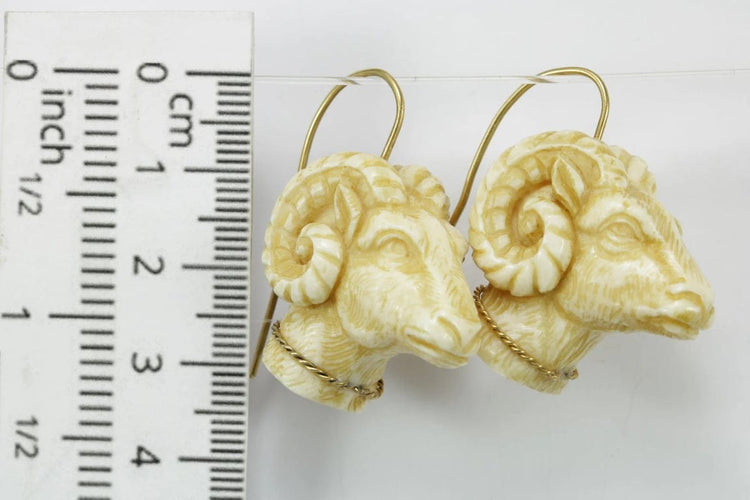 Boucles d'oreilles Boucles d’oreilles anciennes en ivoire sculpté et or 14 carats 58 Facettes 7276