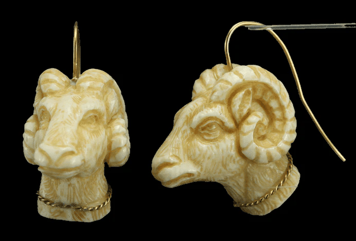 Boucles d'oreilles Boucles d’oreilles anciennes en ivoire sculpté et or 14 carats 58 Facettes 7276