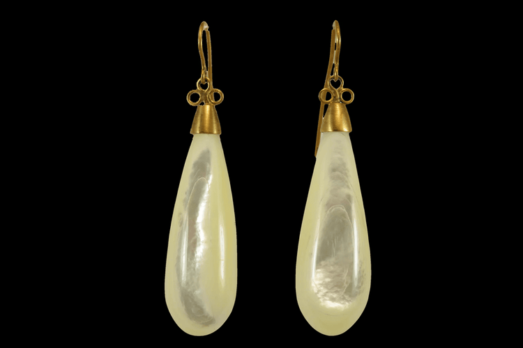 Boucles d'oreilles Boucles d’oreilles anciennes en or 14 carats et nacre 58 Facettes 7600