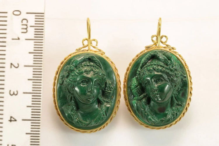 Boucles d'oreilles Boucles d’oreilles anciennes camées en malachite en or 14 carats 58 Facettes 7656