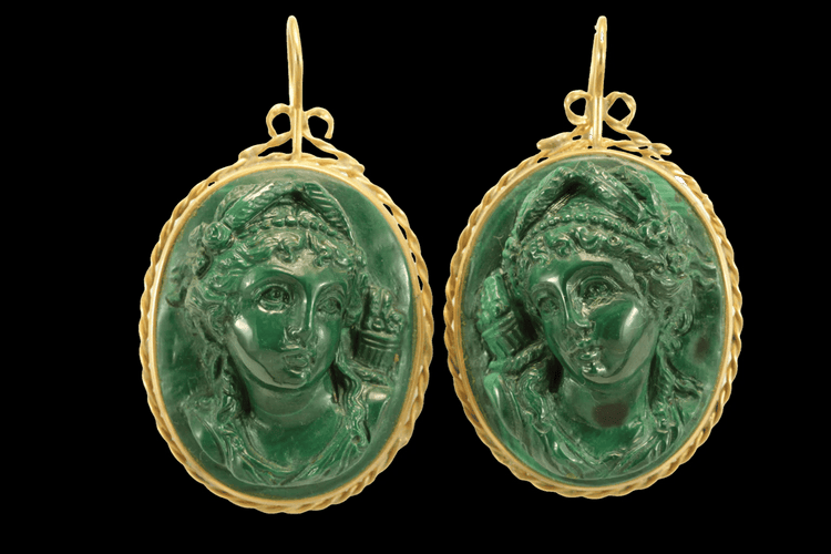 Boucles d'oreilles Boucles d’oreilles anciennes camées en malachite en or 14 carats 58 Facettes 7656