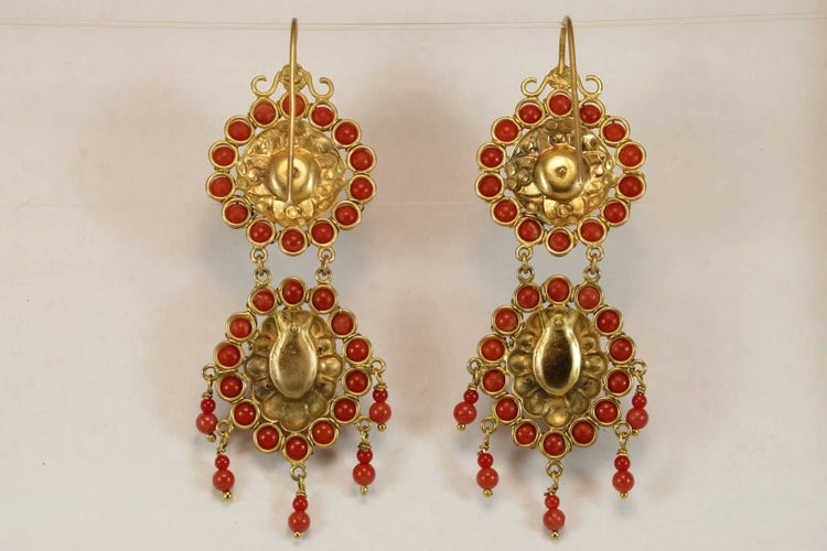 Boucles d'oreilles Boucles d’oreilles antiques en or jaune 14 carats et corail rouge 58 Facettes 7666