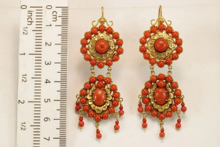 Boucles d'oreilles Boucles d’oreilles antiques en or jaune 14 carats et corail rouge 58 Facettes 7666