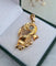 Pendentif Pendentif violon en or jaune 18 carats et spinelle synthétique 58 Facettes 385