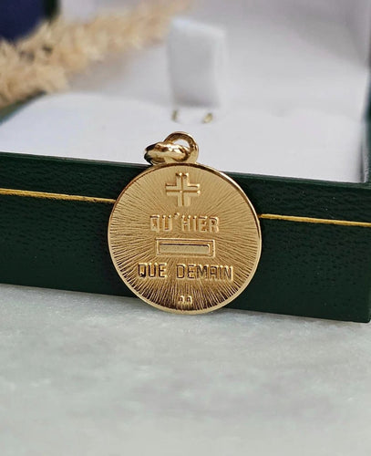 Pendentif AUGIS - Médaille d'Amour en or jaune 58 Facettes 685