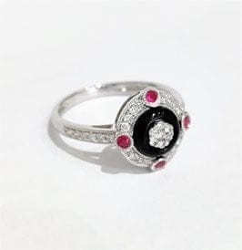 Bague 54 Bague style Art déco en or blanc 18 ct avec diamants, rubis et onyx 58 Facettes 1-847/3