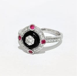 Bague 54 Bague style Art déco en or blanc 18 ct avec diamants, rubis et onyx 58 Facettes 1-847/3
